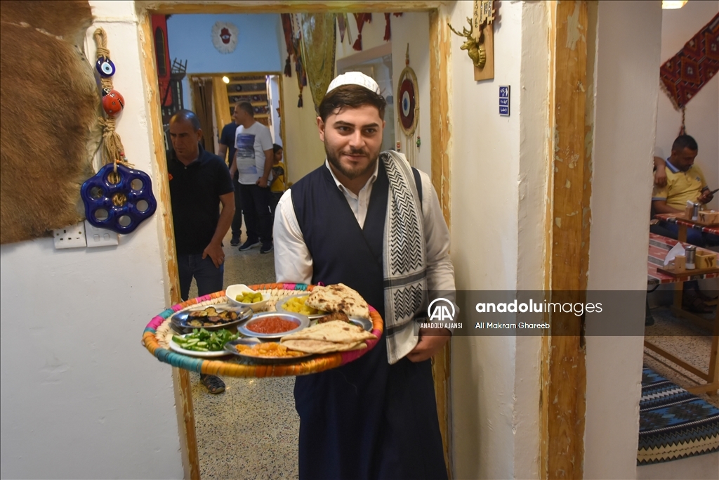 Kerkük'te iki bayan şef, açtıkları nostaljik restoranda yöresel yemekleri konuklarına sunuyor