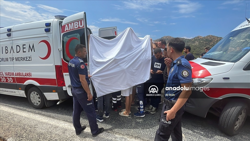 Bodrum'da kaza geçiren sanatçı İbrahim Tatlıses, sıkıştığı araçtan çıkarıldı