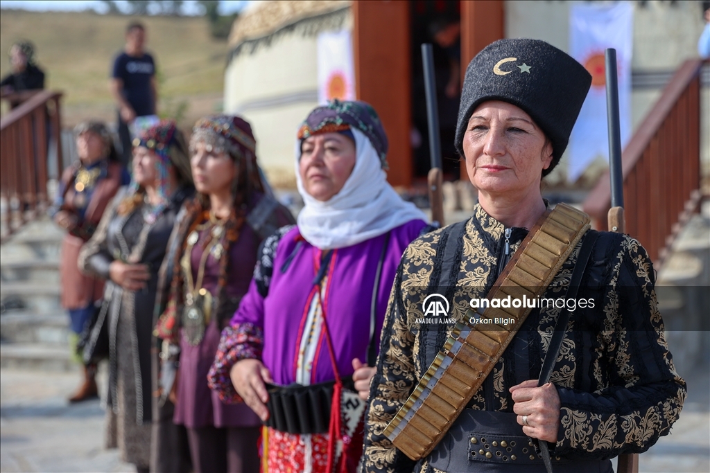 Anadolu'nun kadınları kıyafetleriyle Malazgirt Zaferi etkinliklerini renklendirdi