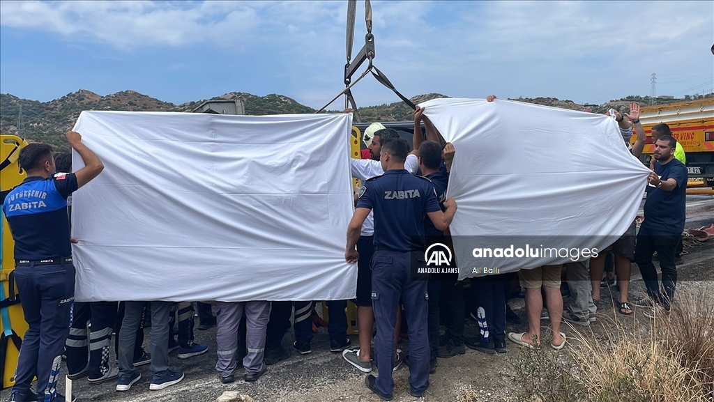 Bodrum'da kaza geçiren sanatçı İbrahim Tatlıses, sıkıştığı araçtan çıkarıldı