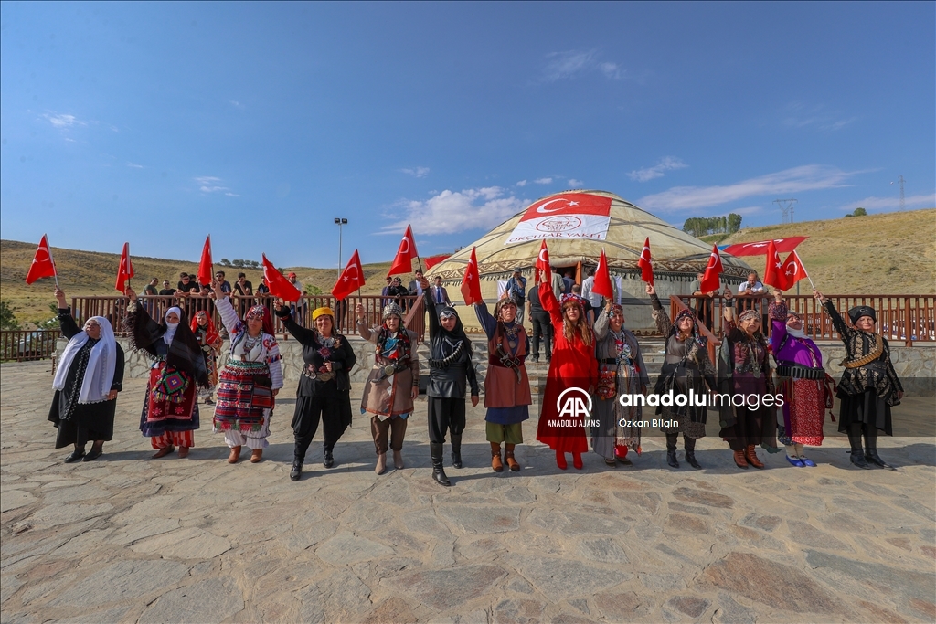 Anadolu'nun kadınları kıyafetleriyle Malazgirt Zaferi etkinliklerini renklendirdi