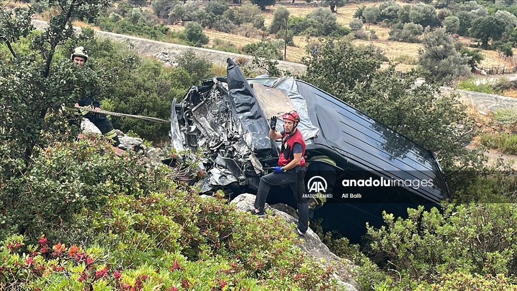 Bodrum'da kaza geçiren sanatçı İbrahim Tatlıses, sıkıştığı araçtan çıkarıldı