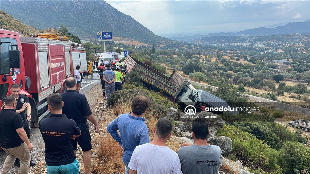Sanatçı İbrahim Tatlıses, Bodrum'da geçirdiği kazada minibüste sıkıştı
