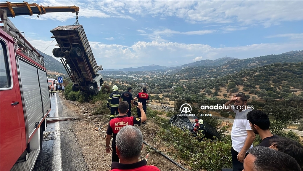 Bodrum'da kaza geçiren sanatçı İbrahim Tatlıses, sıkıştığı araçtan çıkarıldı