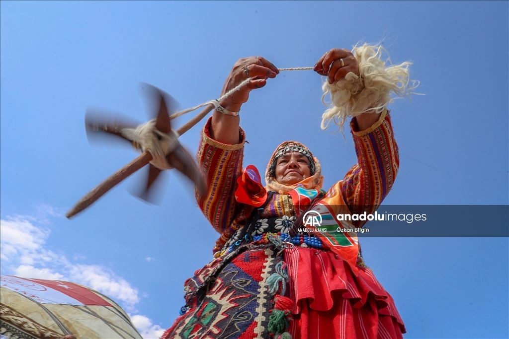 Anadolu'nun kadınları kıyafetleriyle Malazgirt Zaferi etkinliklerini renklendirdi