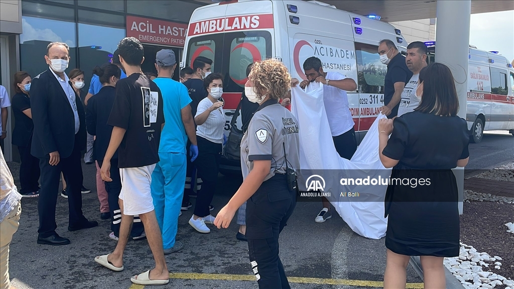 Bodrum'da kaza geçiren sanatçı İbrahim Tatlıses, sıkıştığı araçtan çıkarıldı