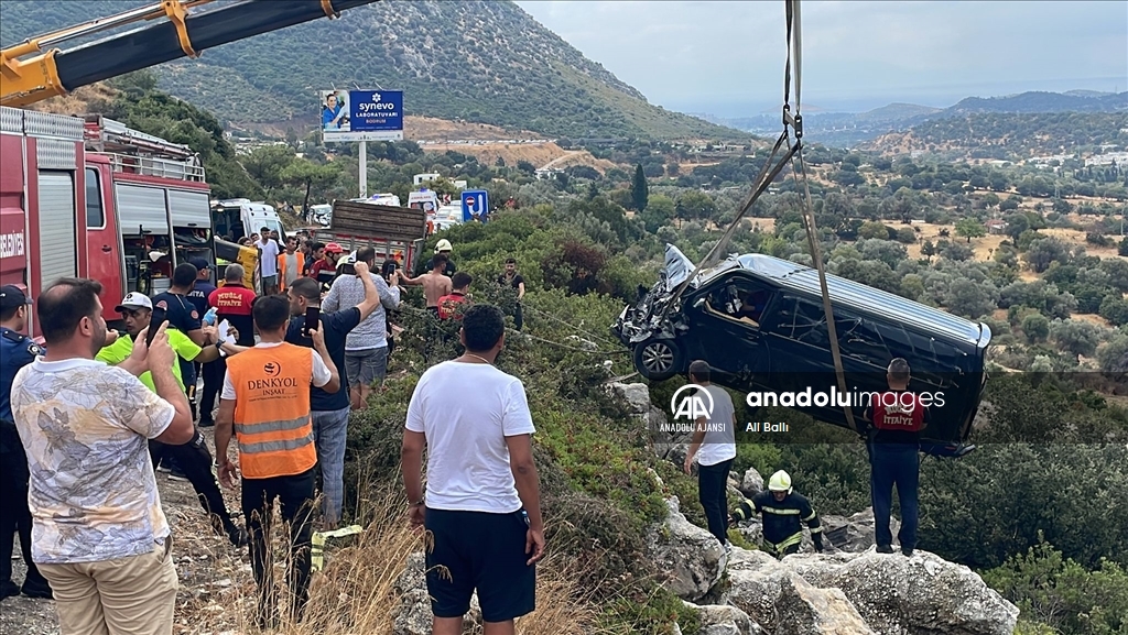 Bodrum'da kaza geçiren sanatçı İbrahim Tatlıses, sıkıştığı araçtan çıkarıldı