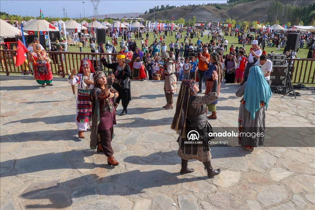 Anadolu'nun kadınları kıyafetleriyle Malazgirt Zaferi etkinliklerini renklendirdi