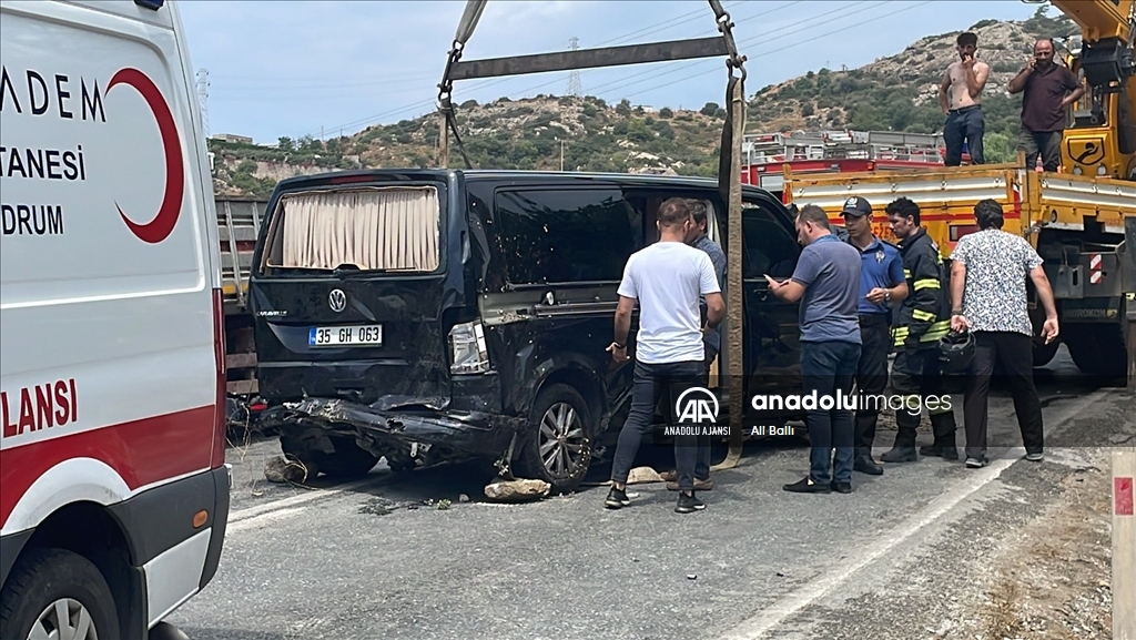 Bodrum'da kaza geçiren sanatçı İbrahim Tatlıses, sıkıştığı araçtan çıkarıldı