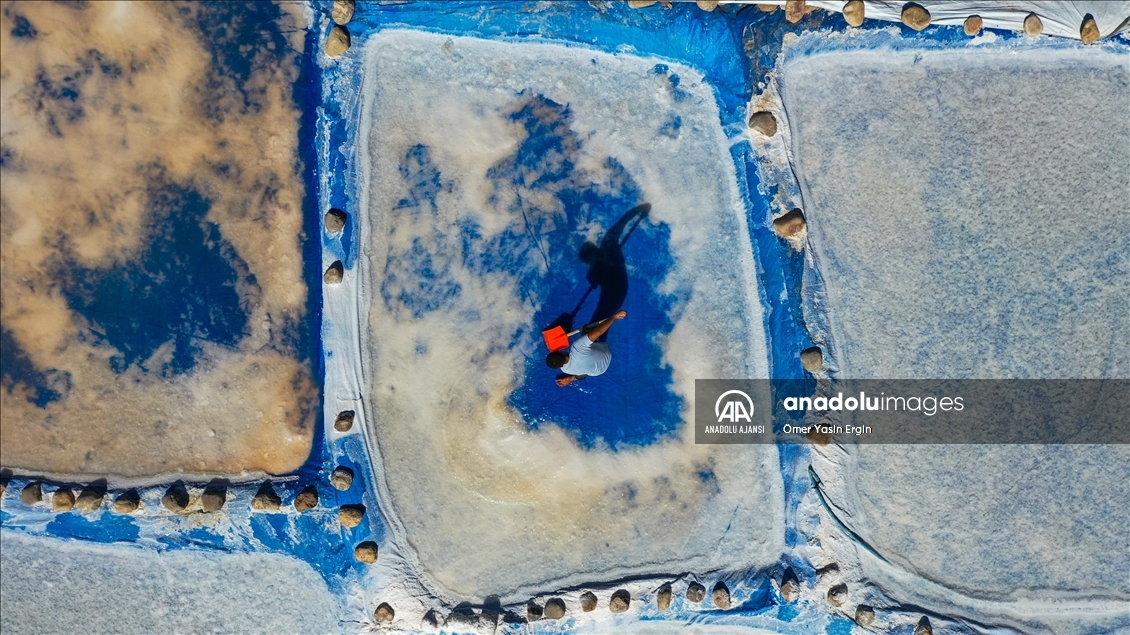 Derinceliler ürettikleri tuz sayesinde doğdukları topraklarda doyuyor