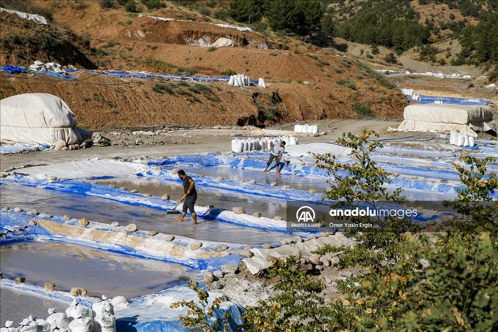 Derinceliler ürettikleri tuz sayesinde doğdukları topraklarda doyuyor