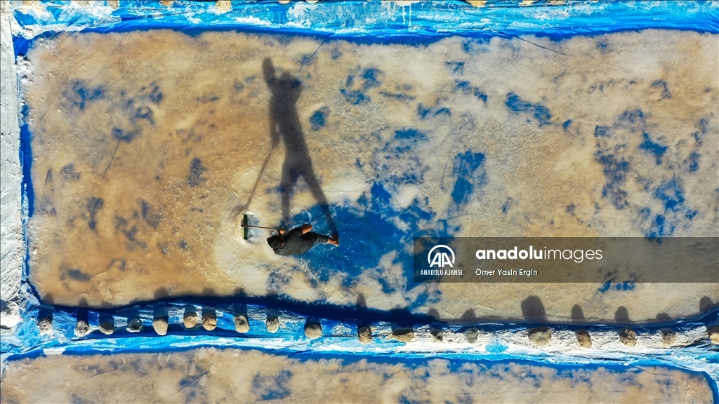 Derinceliler ürettikleri tuz sayesinde doğdukları topraklarda doyuyor