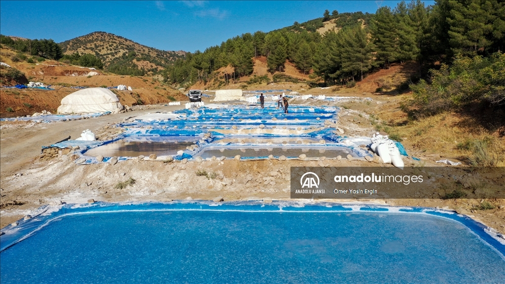 Derinceliler ürettikleri tuz sayesinde doğdukları topraklarda doyuyor