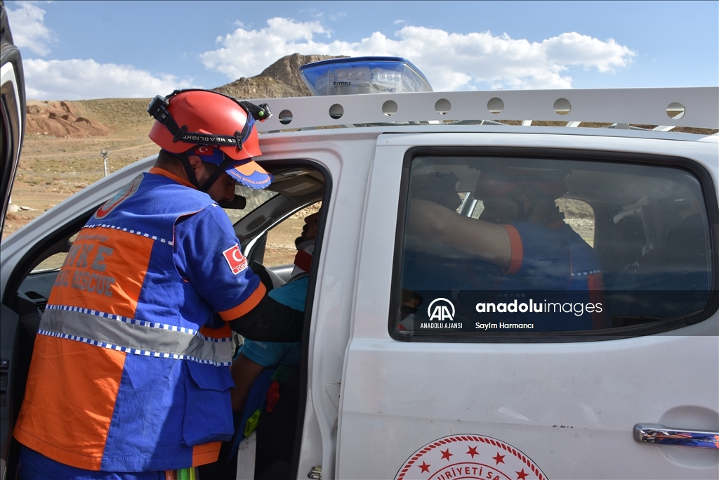 Hakkari'de UMKE gönüllüsü olmak isteyen sağlıkçılara 2 bin 800 rakımda zorlu eğitim
