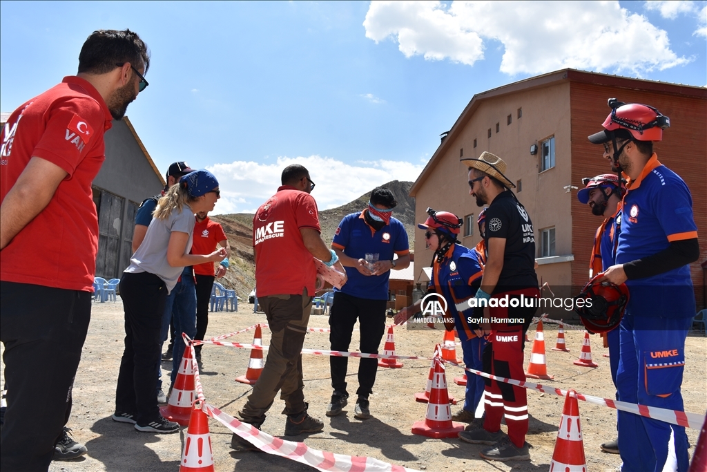 Hakkari'de UMKE gönüllüsü olmak isteyen sağlıkçılara 2 bin 800 rakımda zorlu eğitim