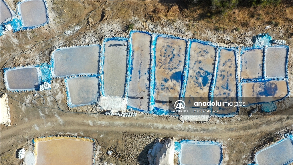 Derinceliler ürettikleri tuz sayesinde doğdukları topraklarda doyuyor