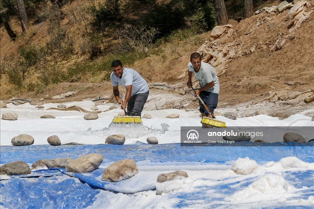 Derinceliler ürettikleri tuz sayesinde doğdukları topraklarda doyuyor