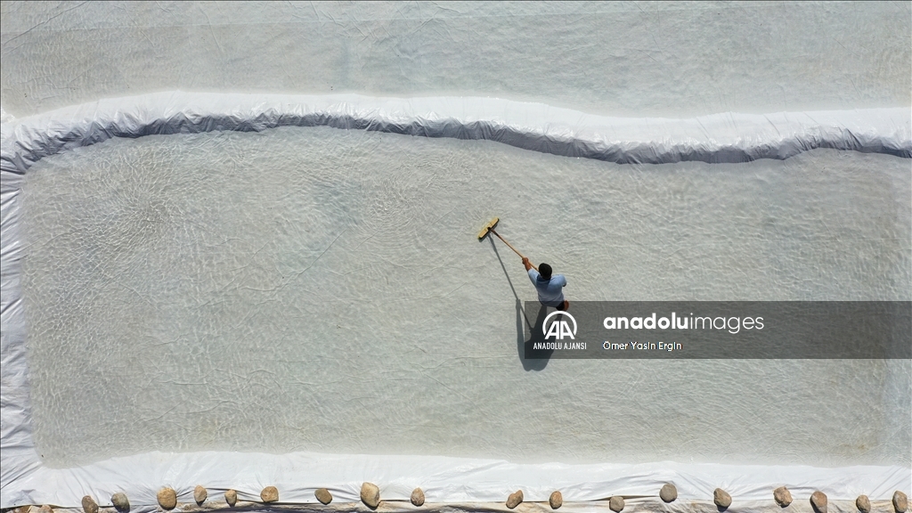 Derinceliler ürettikleri tuz sayesinde doğdukları topraklarda doyuyor