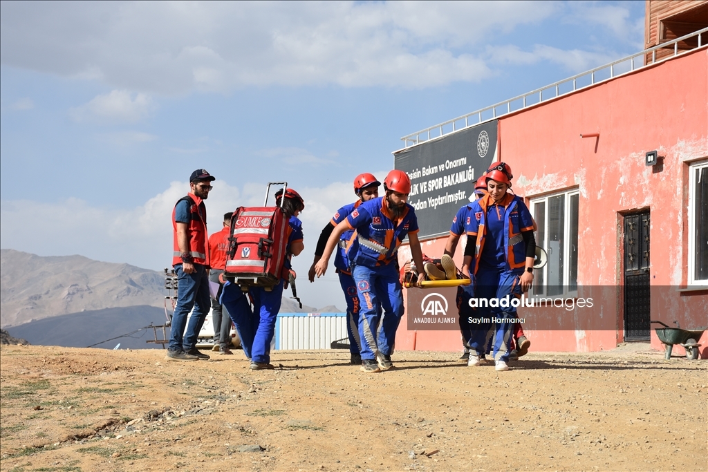 Hakkari'de UMKE gönüllüsü olmak isteyen sağlıkçılara 2 bin 800 rakımda zorlu eğitim