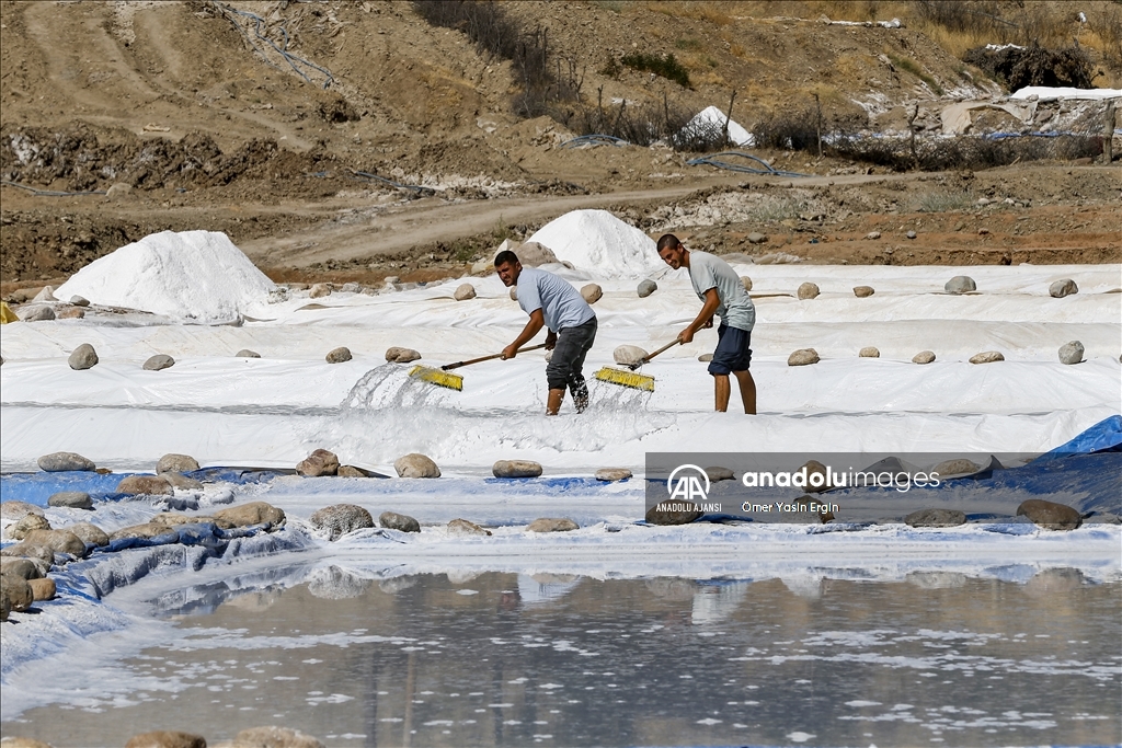 Derinceliler ürettikleri tuz sayesinde doğdukları topraklarda doyuyor