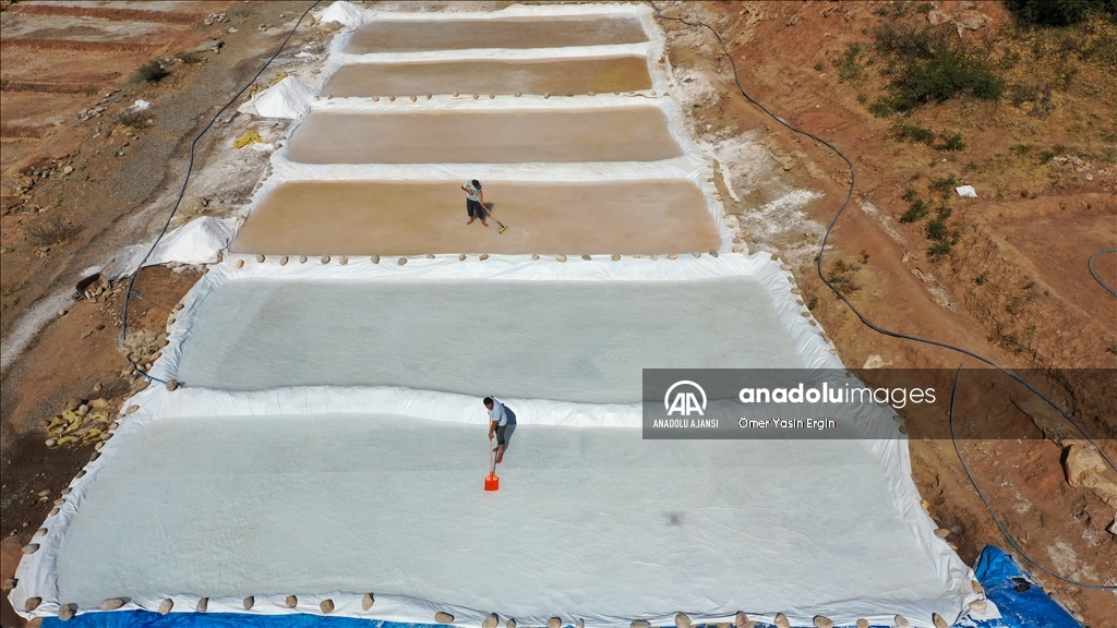 Derinceliler ürettikleri tuz sayesinde doğdukları topraklarda doyuyor