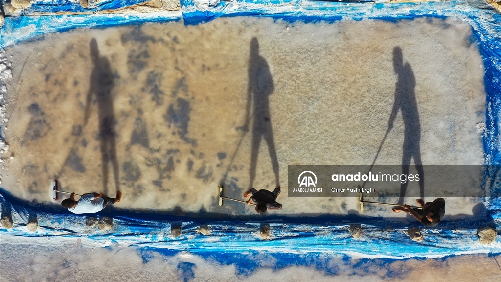 Derinceliler ürettikleri tuz sayesinde doğdukları topraklarda doyuyor