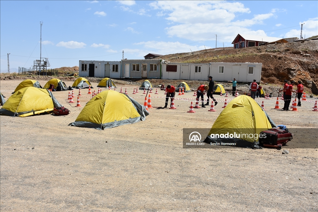 Hakkari'de UMKE gönüllüsü olmak isteyen sağlıkçılara 2 bin 800 rakımda zorlu eğitim