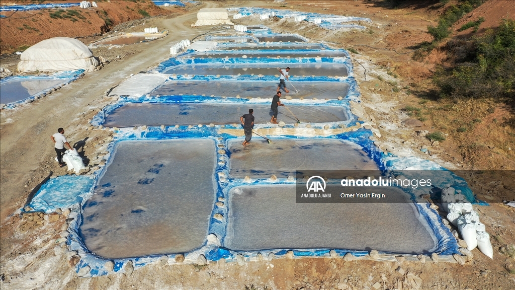 Derinceliler ürettikleri tuz sayesinde doğdukları topraklarda doyuyor