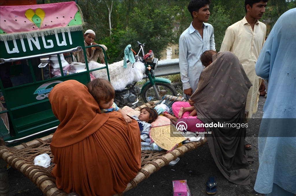 Pakistan'da şiddetli yağışlar sebebiyle ölenlerin sayısı 1000'e yaklaştı