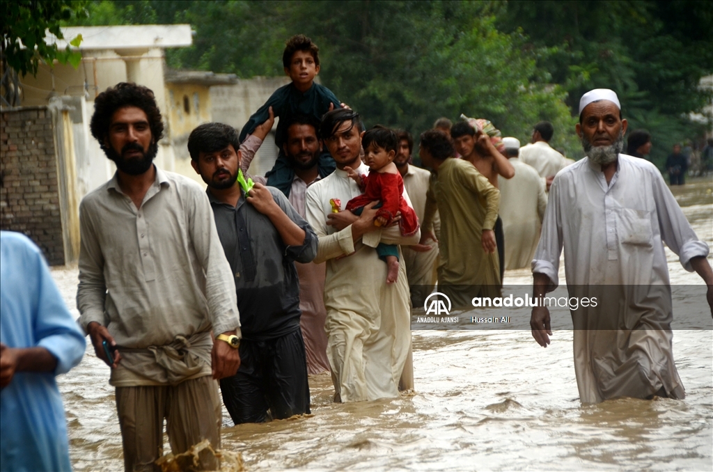 Pakistan'da şiddetli yağışlar sebebiyle ölenlerin sayısı 1000'e yaklaştı