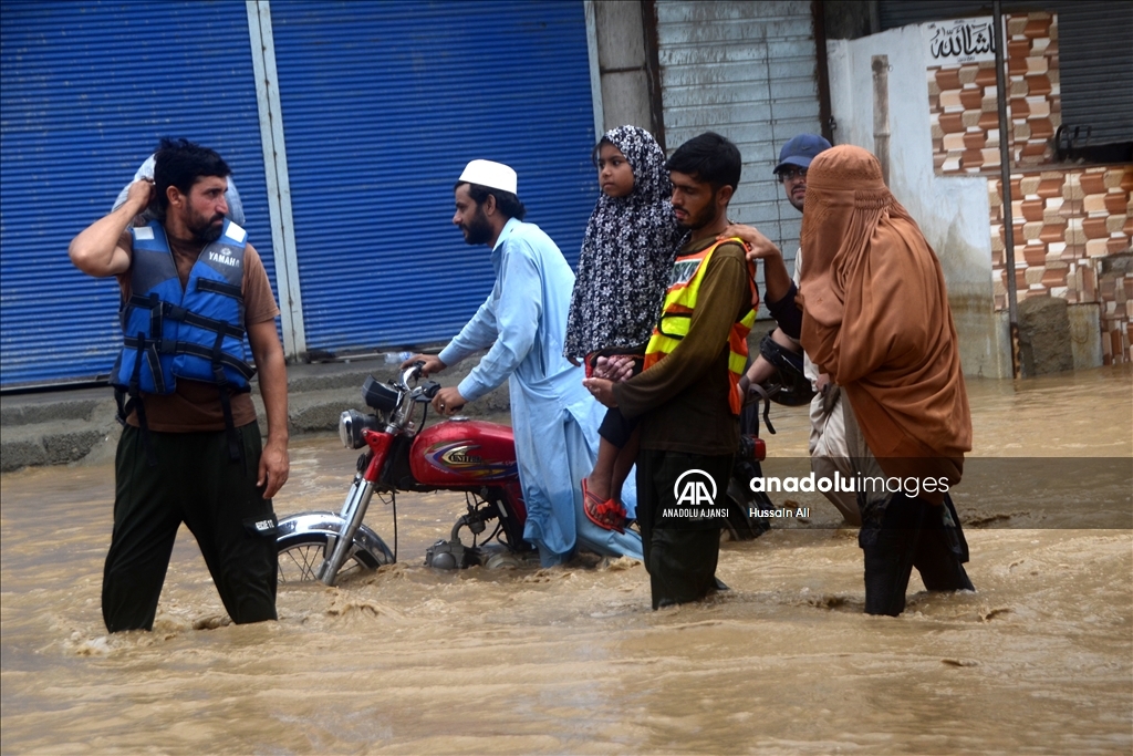 Pakistan'da şiddetli yağışlar sebebiyle ölenlerin sayısı 1000'e yaklaştı