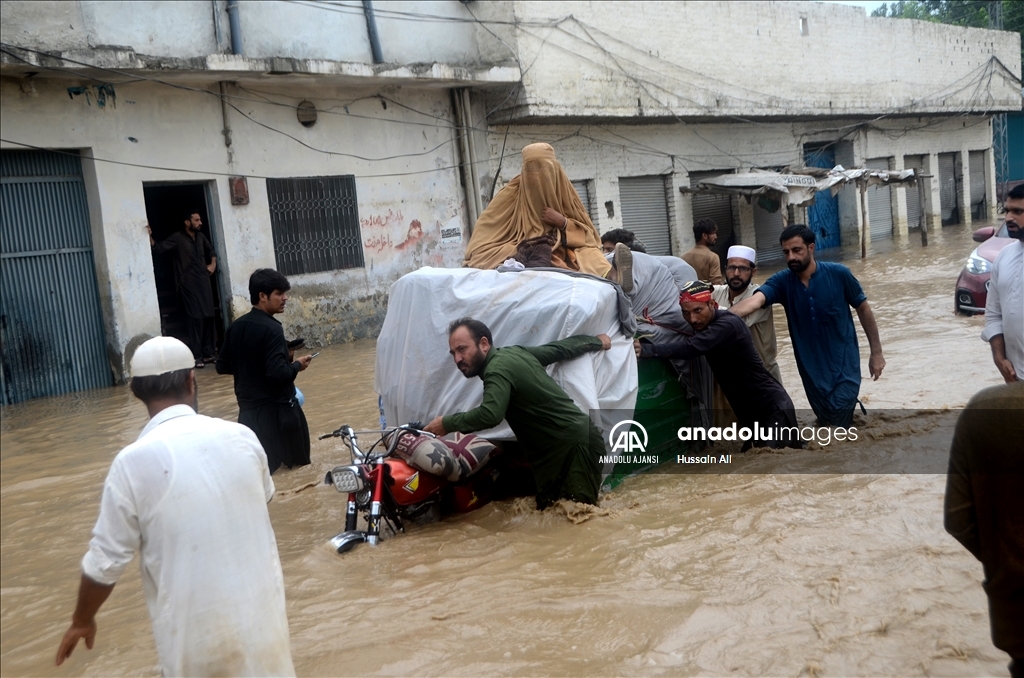 Pakistan'da şiddetli yağışlar sebebiyle ölenlerin sayısı 1000'e yaklaştı