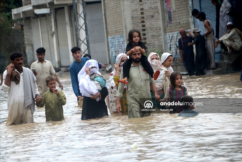 Pakistan'da şiddetli yağışlar sebebiyle ölenlerin sayısı 1000'e yaklaştı