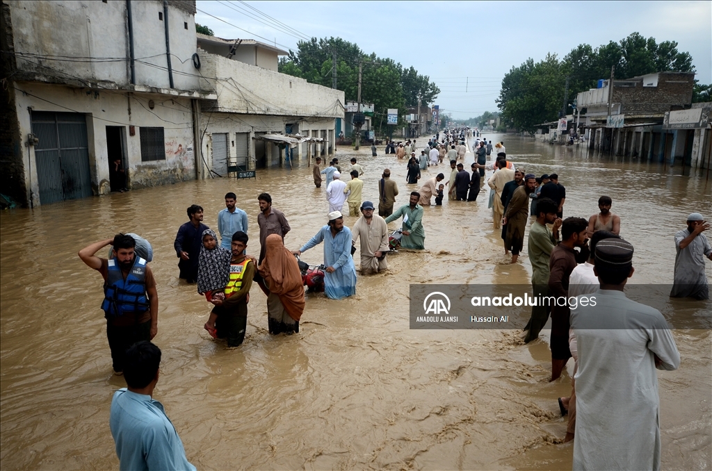 Pakistan'da şiddetli yağışlar sebebiyle ölenlerin sayısı 1000'e yaklaştı