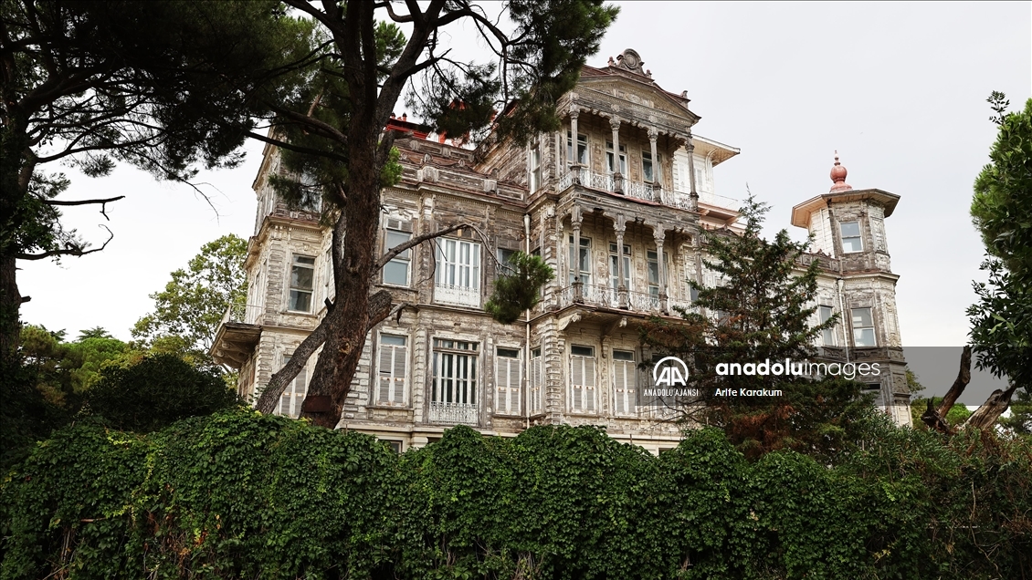 Kadıköy'ün simgesi "Perili Köşk" yeni sahibini bekliyor
