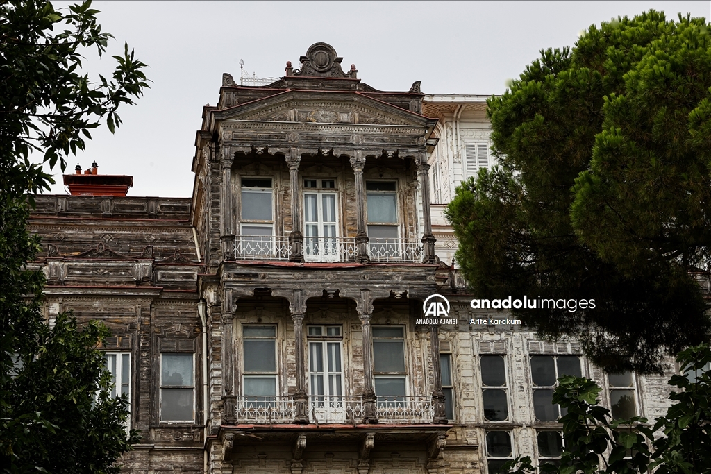 Kadıköy'ün simgesi "Perili Köşk" yeni sahibini bekliyor