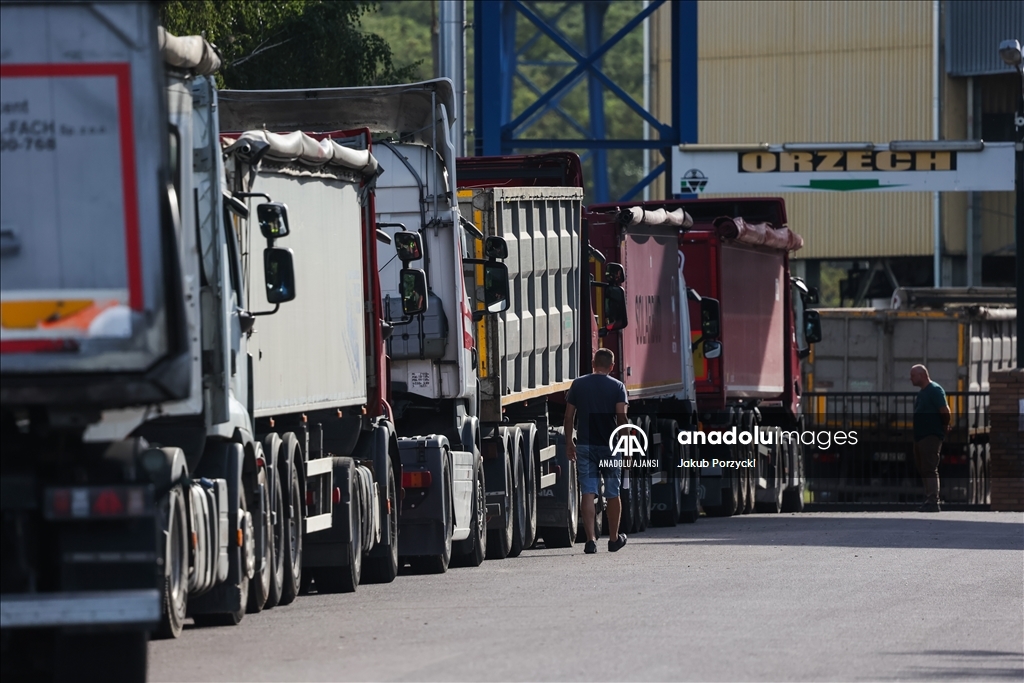 Polonya'da kış öncesi kömür madenlerinde kuyruk oluştu