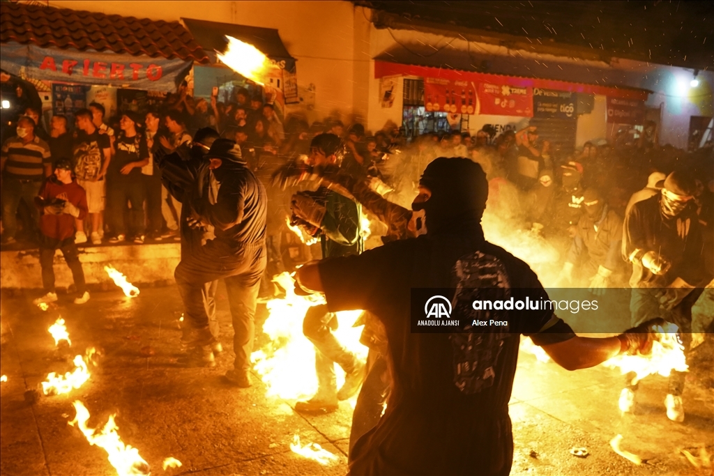 El Salvador'da Bolas De Fuego Festivali