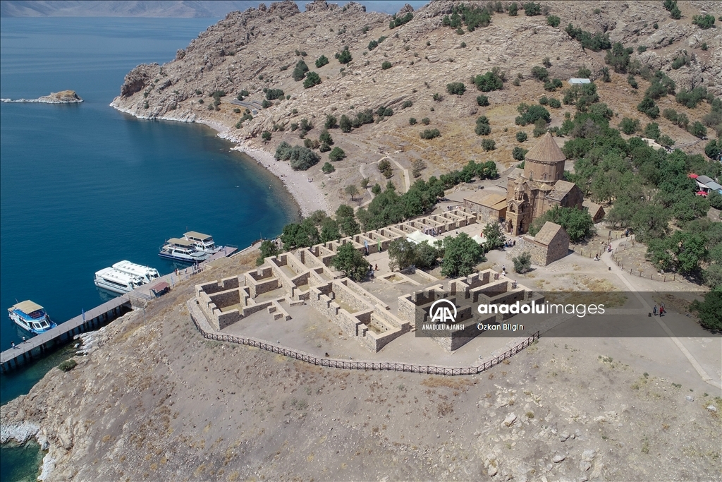 Akdamar Adası'nda 10. ayin başladı