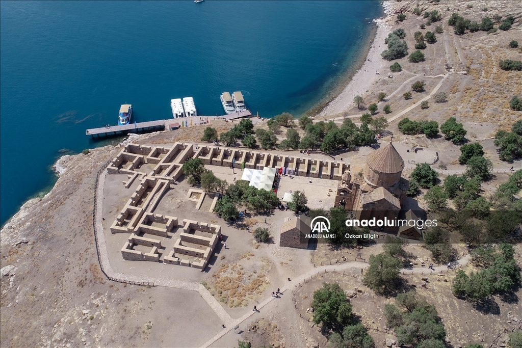 Akdamar Adası'nda 10. ayin başladı