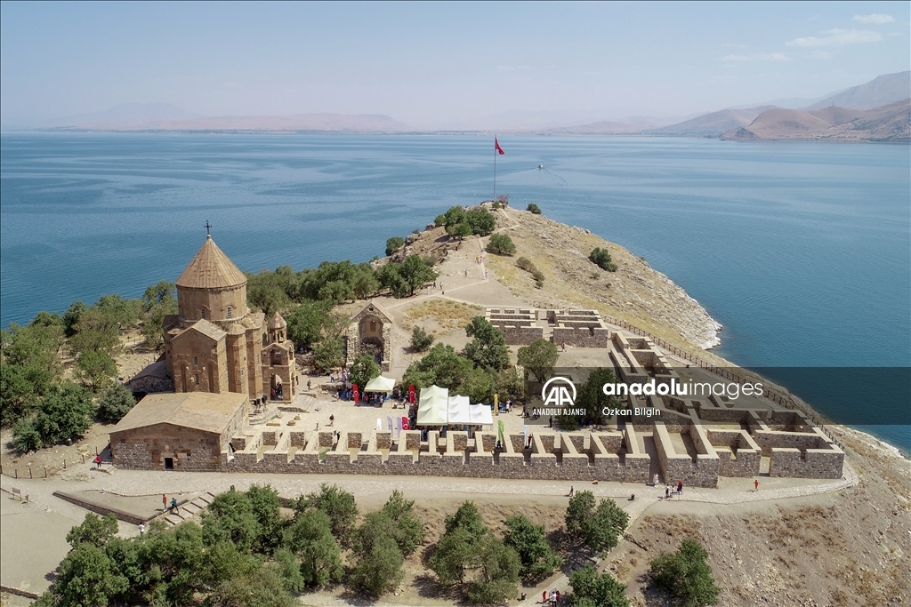 Akdamar Adası'nda 10. ayin başladı