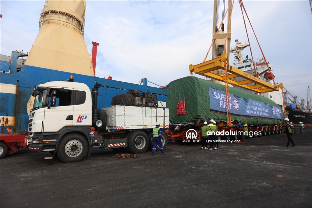 Kereta cepat buatan China tiba di Pelabuhan Tanjung Priok