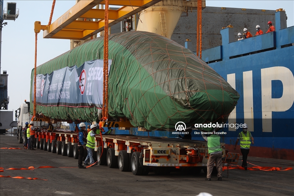 Kereta cepat buatan China tiba di Pelabuhan Tanjung Priok