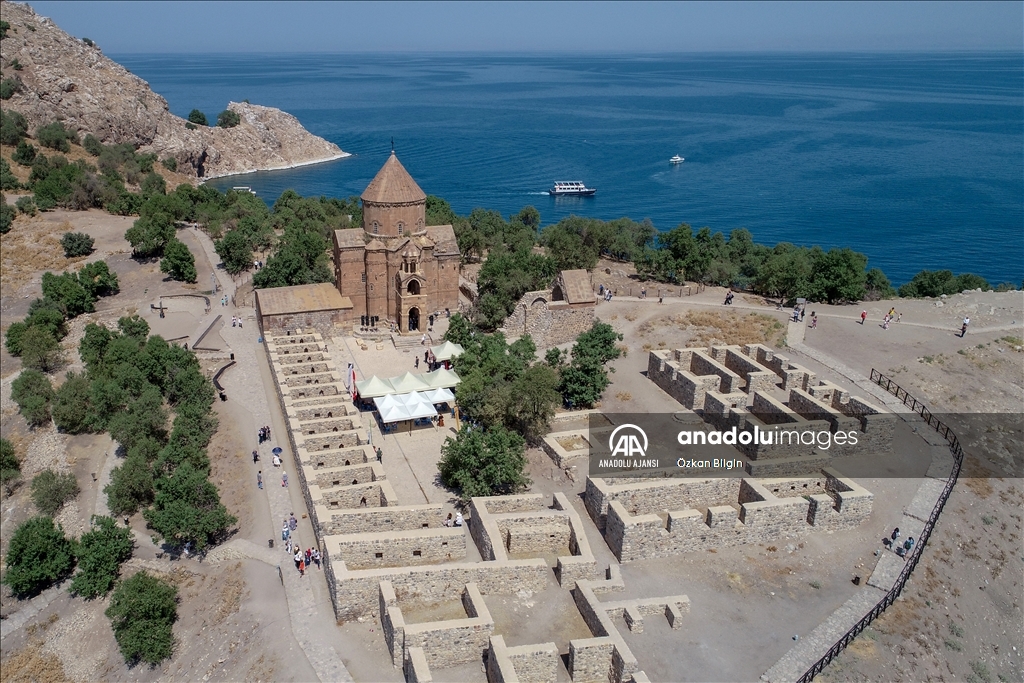 Akdamar Adası'nda 10. ayin başladı