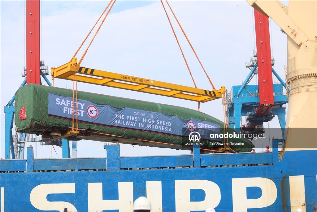Kereta cepat buatan China tiba di Pelabuhan Tanjung Priok