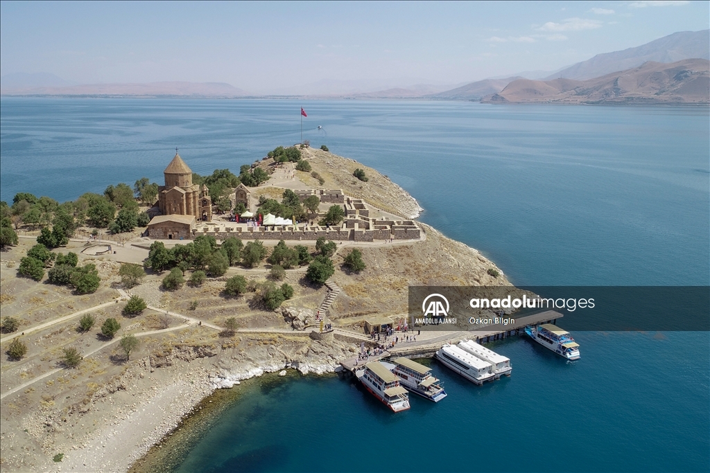 Akdamar Adası'nda 10. ayin başladı