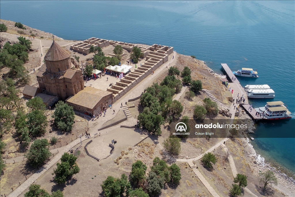 Akdamar Adası'nda 10. ayin başladı