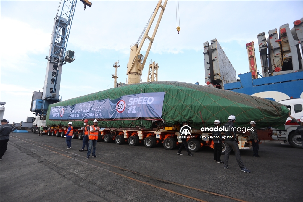 Kereta cepat buatan China tiba di Pelabuhan Tanjung Priok