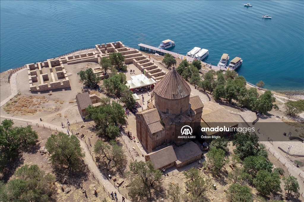 Akdamar Adası'nda 10. ayin başladı