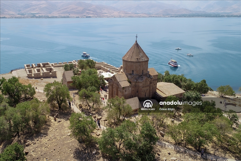 Akdamar Adası'nda 10. ayin başladı
